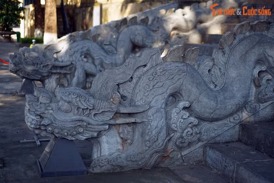 1. Bảo vật quốc gia Bộ thành bậc điện Kính Thiên thời Lê Sơ được dựng năm 1467, có điểm nhấn là cặp rồng đá thân uốn 7 khúc, dài 5,3 mét, được đánh giá là một tuyệt tác tiêu biểu cho nghệ thuật điêu khắc của Việt Nam thế kỷ 15.