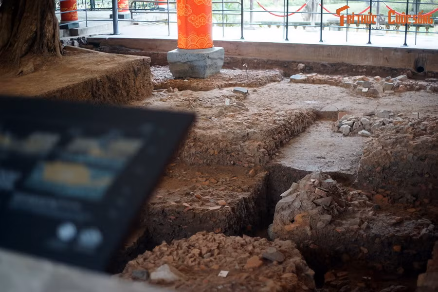Để phát huy giá trị di tích, Trung tâm Bảo tồn di sản Thăng Long – Hà Nội đã phối hợp với viện Khảo cổ học lựa chọn để trưng bày tại chỗ hai hố khai quật tiêu biểu, phản ánh chân xác và sinh động dấu tích của tòa chính điện Kính Thiên thời Hậu Lê.