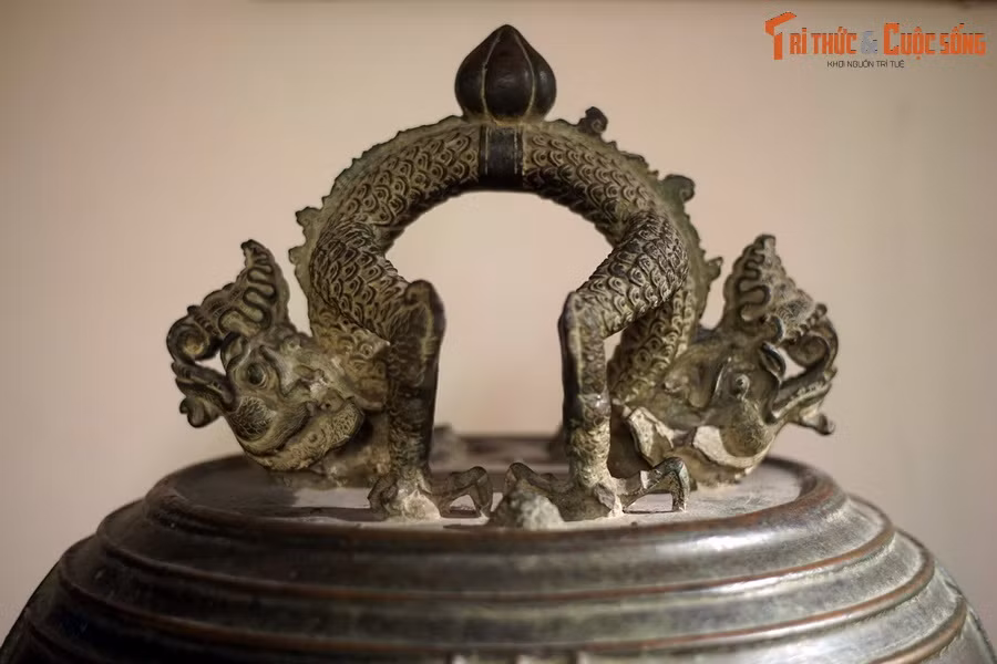 Rồng (bồ lao) trên quai chuông Vân Bản, bằng đồng, thời Trần, thế kỷ 13-14. Hiện vật đã được công nhận là Bảo vật quốc gia.