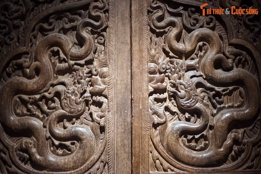 Hình tượng rồng trên Bảo vật quốc gia Cánh cửa chùa Phổ Minh, thời Trần, thế kỷ 13-14, thu thập ở chùa Phổ Minh, phường Tức Mặc, thành phố Nam Định.