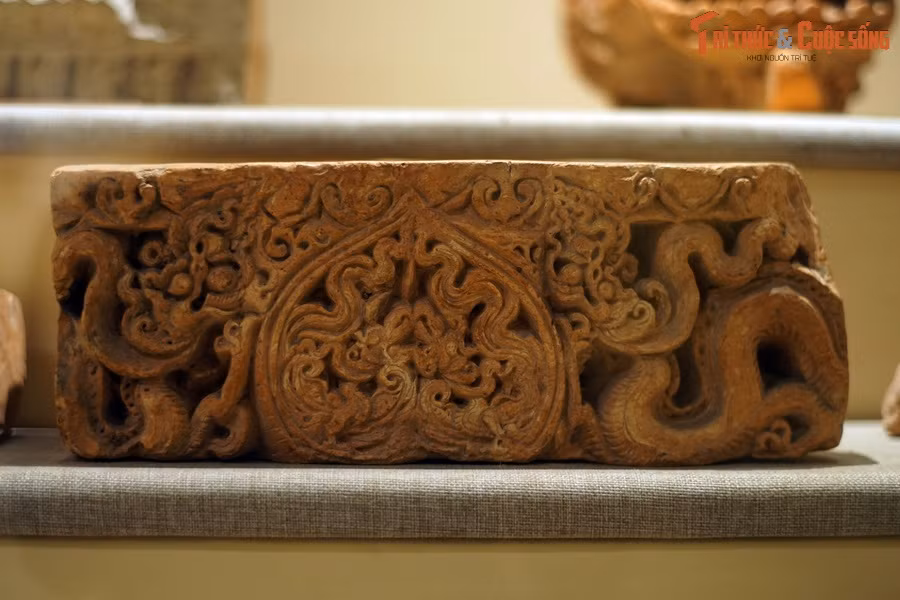 Gạch đất nung có hình rồng và phượng trong lá đề, triều Lý, thế kỷ 11-13.