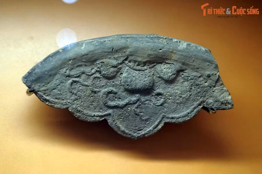 Nửa sau thế kỷ 9, tiết độ sứ Cao Biền đắp An Nam La Thành (thành Đại La). Thành Đại La do Cao Biền xây đắp có quy mô lớn nhất từ trước đến thời bấy giờ trên đất cổ Hà Nội. Ảnh: Một mảnh ngói lợp mái thời Đại La.