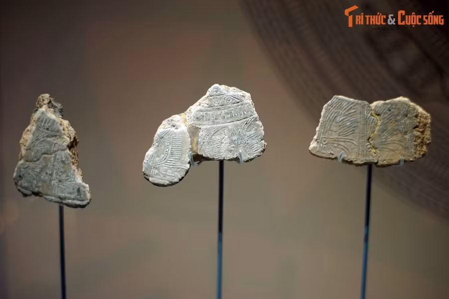 Đặc biệt, năm 2014 và 2015, các nhà khảo cổ thuộc Bảo tàng Lịch sử quốc gia Việt Nam và Đại học Đông Á (Nhật Bản) đã phát hiện gần nghìn mảnh khuôn đúc trống, gồm khuôn ngoài và khuôn trong ở các vị trí mặt, tang, lưng và chân trống.