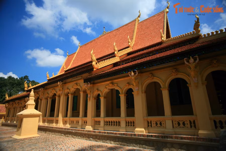 Điểm đặc sắc của lối kiến trúc này là bộ mái gồm ba cấp, hai mái trên cùng thì dốc và cao hơn mái còn lại. Các gò mái có hình thần rắn Naga với mào cong vút, tượng trưng cho cầu nối giữa trần gian và cõi Niết bàn.