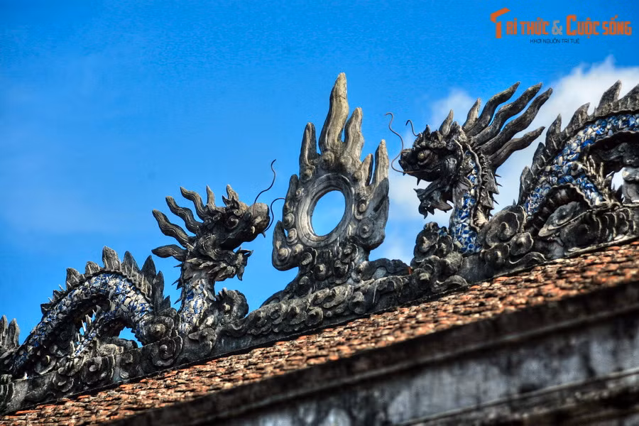 Đồ án "lưỡng long chầu nguyệt" trên mái chùa Phổ Minh (TP Nam Định, tỉnh Nam Định). Chùa được xây dựng vào triều Lý và mở rộng vào triều Trần, là nơi lưu giữ được nhiều dấu tích nghệ thuật quý giá thời Trần.