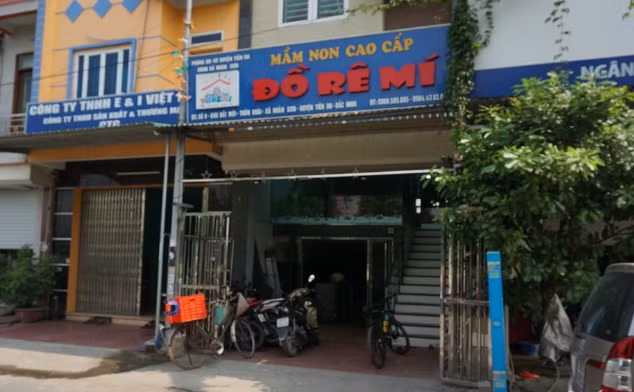  Bé 3 tuổi ở Bắc Ninh bị bỏ quên trên xe hơn 7 tiếng: Tháng 9/2019, thêm một cháu bé bị bỏ quên trên xe đưa đón của trường học ở Bắc Ninh, nhưng rất may cháu bé được cứu sống. Bé N.T.L. (SN 2016 ở xã Việt Đoàn, huyện Tiên Du, tỉnh Bắc Ninh) được phát hiện bị bỏ quên trên xe ô tô đưa đón của cơ sở mầm non tư thục Đồ-Rê-Mí (ở thôn Đoài, xã Hoàn Sơn, huyện Tiên Du). Ngày 13/9 cháu được xe đưa đón của ông N.C.T., chồng của chủ trường, đón đi học vào lúc 6h30 sáng. Thời điểm đưa vào lớp thì cháu bé ngồi ở hàng ghế cuối và không được đưa vào lớp. 