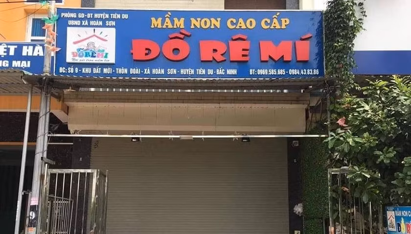 Đến15h30, ông T. ra đánh xe chuẩn bị đưa các cháu về nhà thì phát hiện có 1 chiếc quần bò ở ngay trước sàn cửa tự động nên trèo lên xe kiểm tra, phát hiện cháu L. nằm ngửa ở sàn để chân của hàng ghế thứ 3. Khi nhập viện Nhi T.Ư, cháu bé đã rối loạn tri giác, không tiếp xúc được, sốt, có đầy đủ yếu tố kết luận là sốc nhiệt: rối loạn chức năng thận, rối loạn đông máu, tiêu cơ vân... Sau thời gian điều trị, bé được cấp cứu ổn định chức năng và được chuyển về Bệnh viện Sản nhi Bắc Ninh để tiếp tục điều trị tích cực.