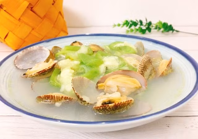 Cho lượng nước vừa đủ để đun sôi nghêu, khi nghêu mở ra và nước bắt đầu chuyển đục, thả mướp vào đun đến khi mướp chín là được.