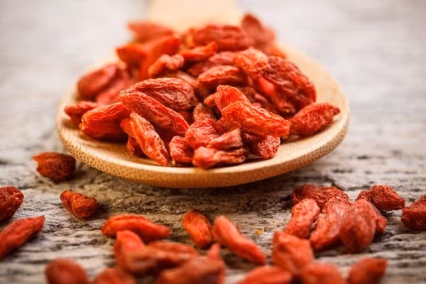 Bước 2: Rửa sạch kỳ tử, ngâm một lúc cho nở ra nhưng chỉ ngâm trong khoảng vài phút rồi vớt ra để ráo, vì ngâm quá lâu sẽ làm mất hết chất dinh dưỡng trong hạt kỳ tử gây lãng phí.