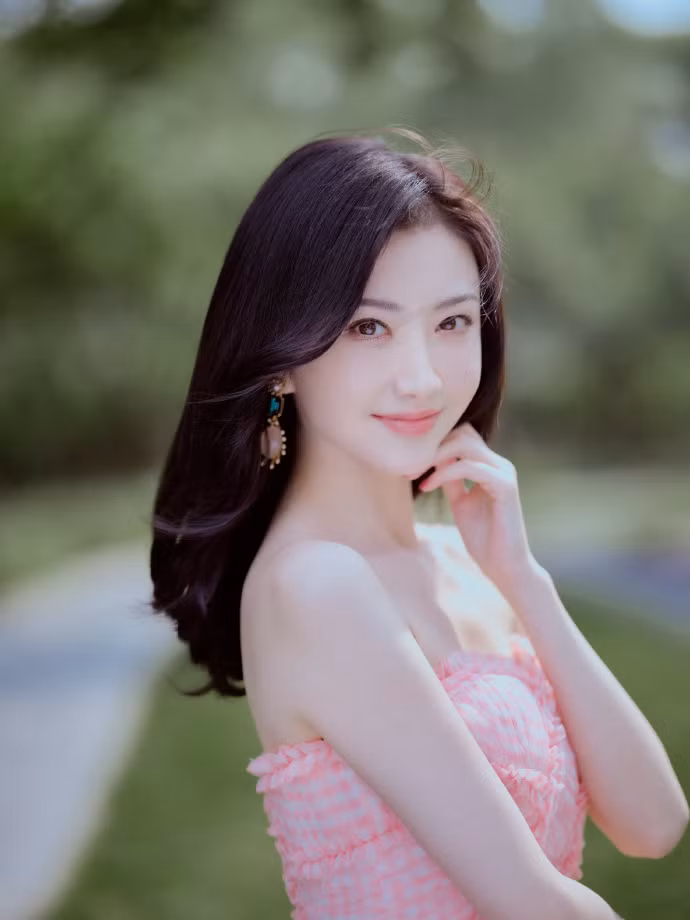 Từng mang danh "thuốc độc phòng vé", thông qua bộ phim truyền hình "Tư Đằng", bằng kỹ năng diễn xuất thăng hạng và nhan sắc kinh diễm động lòng người, Cảnh Điềm đã dần lấy lại ánh hào quang của một nữ minh tinh hạng A.