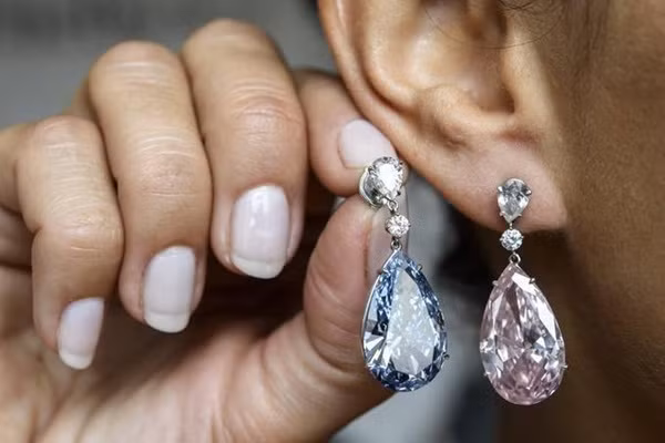 Nữ sinh 19 tuổi suýt liệt nửa người vì bấm lỗ tai Nu sinh 19 tuoi suyt liet nua nguoi vi bam lo tai