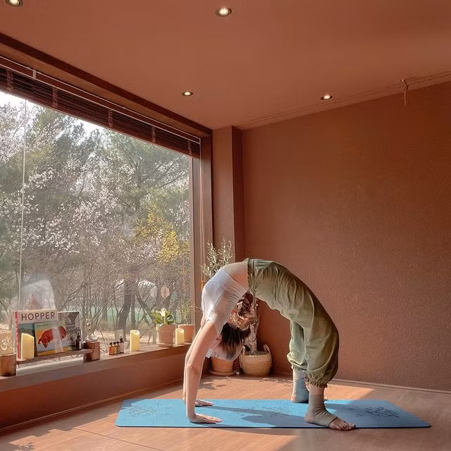 Theo những gì nàng "tiên nữ Đông Âu" này chia sẻ, cô nàng rất thích luyện Yoga. Bộ môn này không những giúp Angelina Danilova giảm cân, giữ dáng mà còn khiến cô khỏe mạnh, dẻo dai hơn.