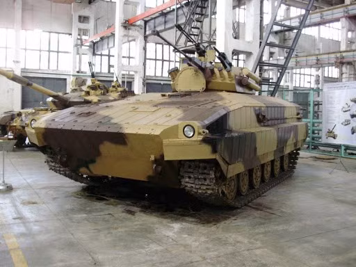 Hay một ví dụ khác chính là Ukraine, khi các kỹ sư của nhà máy Kharkov đã hoán cải khung gầm xe tăng chủ lực T-64 thành xe chiến đấu bộ binh BMP-64.
