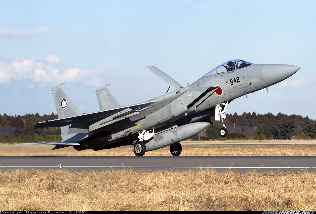 Hiện JASDF có trong tay 223 máy bay tiêm kích F-15 gồm hai phiên bản: F-15J một chỗ ngồi và F-15DJ hai chỗ ngồi chuyên dùng cho nhiệm vụ chiếm ưu thế trên không. Nguồn ảnh: Airliners.net