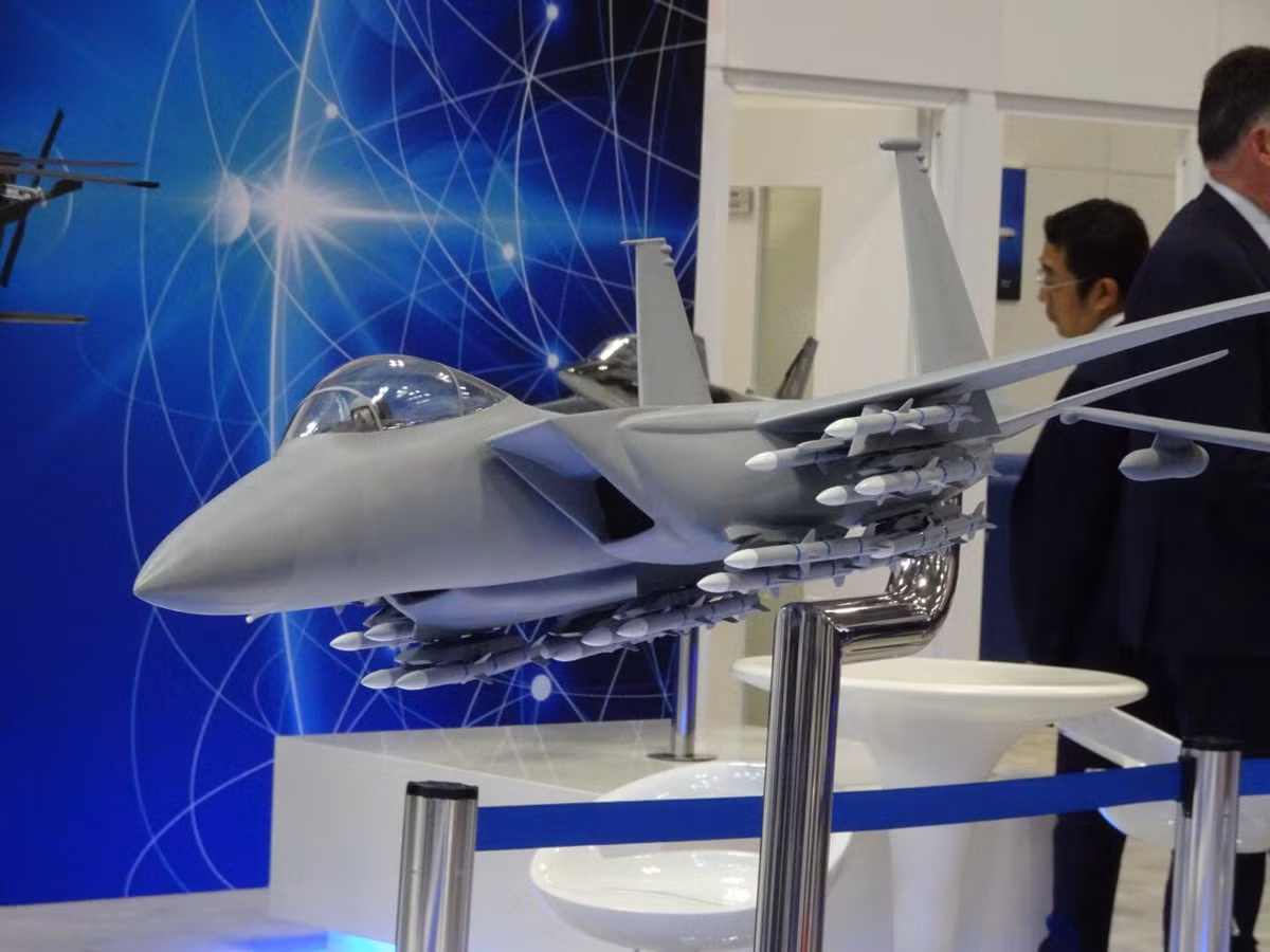 Tuy nhiên, hiện vẫn chưa rõ liệu các máy bay F-15 của Nhật Bản có được thay thế radar. Vì AIM-120 dẫu sao vẫn là một loại tên lửa cần có sự hỗ trợ của radar khi lựa chọn mục tiêu pha đầu và pha giữa, ở pha cuối hành trình bay nó có radar riêng để bắt bám mục tiêu. Loại tên lửa này có tầm phóng ngoài 100km, là “sát thủ không đối không” tốt nhất của Mỹ và đồng minh hiện nay. Nguồn ảnh: Bmpd
