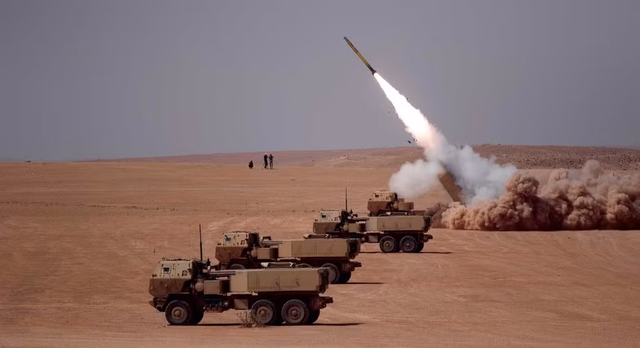 "Trong hai ngày qua, quân đội Mỹ đã triển khai tại Deir Ezzor tổng cộng 3 khẩu đội M142 HIMARS, trong đó 2 hệ thống tại một căn cứ gần trạm xăng Konoko và tổ hợp còn lại tại địa điểm gần mỏ dầu Al-Omar".