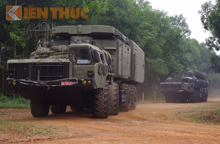 Tính đến nay, tổ hợp tên lửa phòng không S-300PMU1 đã phục vụ trong quân đội ta khoảng 15 năm. Với điều kiện khí hậu có phần khắc nghiệt ở nước ta, trang bị máy móc của các tổ hợp vũ khí không tránh khỏi việc bị hư hỏng, xuống cấp, kể cả với S-300PMU1 cực kỳ hiện đại. Chính vì thế, việc sửa chữa bảo dưỡng S-300PMU1 đảm bảo khả năng tác chiến là điều kiện cần thiệt.