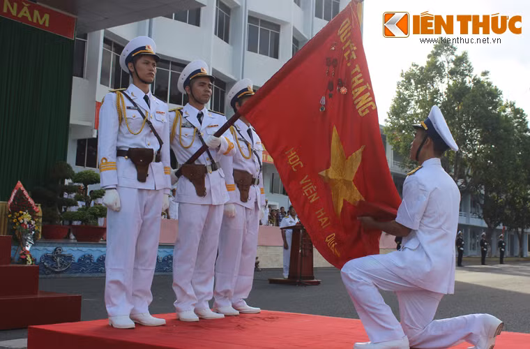 Đại diện học viên khóa 56 tuyên thệ dưới Quân kì.