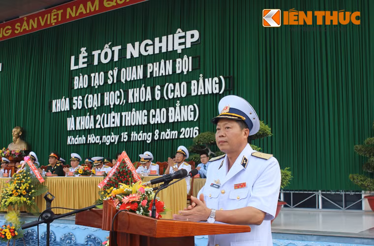 Chuẩn Đô đốc Đặng Minh Hải – Phó Chính ủy Quân chủng Hải quân phát biểu trong lễ tốt nghiệp.