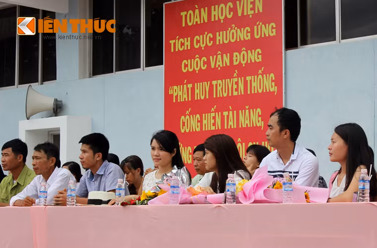 Người thân gia đình học viên trên khán đài danh dự.