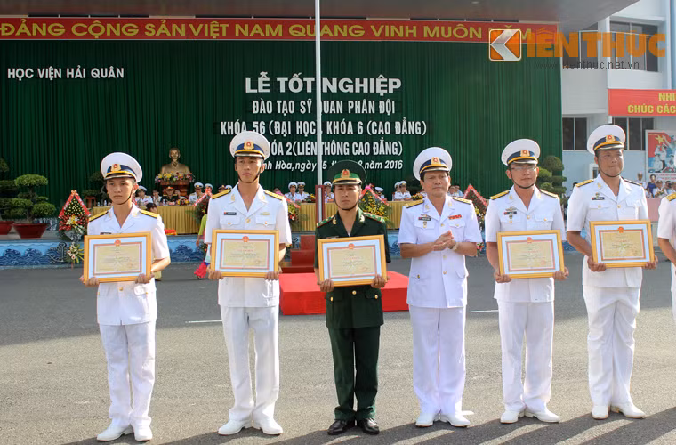 Đại tá Phạm Văn Luyện – Chính ủy Học viện Hải quân (thứ 4 từ trái sang) trao thưởng cho các học viên giỏi.