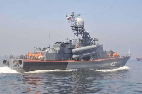 P-32 được khởi đóng tại nhà máy Vympel vào cuối những năm 1980 và hoàn thiện trong năm 2000. P-32 đã được chuyển giao cho Hải quân nga nhưng không bao giờ được chấp nhận phục vụ, thay vào đó người ta cố gắng tìm khách hàng xuất khẩu. Phải đến năm 2010, P-32 mới được chấp nhận biên chế cho hải đội Caspian và sang năm 2013 thì được giao cho Hạm đội Baltic.