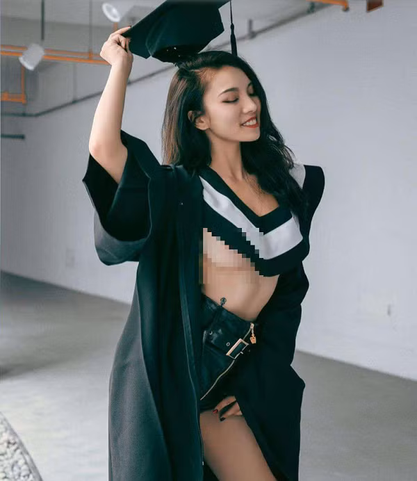 Trên trang cá nhân, cô không ngại đăng lại nhiều lần loạt ảnh với bộ đồ sexy, phối quần hotpants ngắn ngủn. Phần thân trên gần như nude toàn tập. Vùng ngực chỉ được che chắn bởi phần phần viền cổ áo, hở đến ½ khuôn ngực.