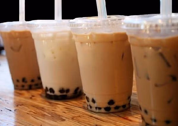 Vậy nhưng, trong số 40 mẫu thử trà do Hội người Tiêu dùng Phúc Châu (Trung Quốc), có 4 loại trà sữa không đạt chuẩn. Thay vì dùng sữa, người bán tận dụng một loại bơ thực vật chứa axit béo chuyển hóa. Axit béo chuyển hóa có liên quan trực tiếp đến các bệnh tim mạch. Ăn quá nhiều có thể dẫn đến tăng mức cholesterol trong máu. Ảnh: Internet.