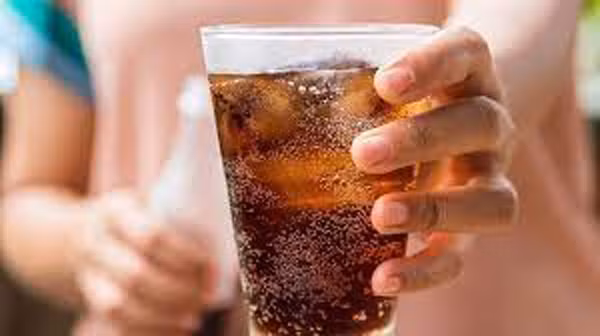 Không sử dụng đồ uống có ga. Nếu khát, bạn nên tận dụng nước lọc đóng chai. Việc sử dụng đồ uống có ga trên máy bay khiến cơ thể dễ bị đầy hơi, ợ chua.