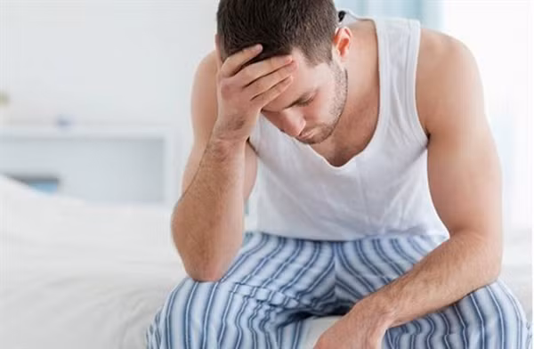 Gần đây, cậu cảm thấy nóng rát niệu đạo, vùng kín liên tục tiết dịch màu trắng. Nghĩ rằng bản thân bị nóng trong, Tiểu Ngô tự mua thuốc về uống song không có tác dụng. Tần suất tiểu tiện của cậu ngày càng tăng rất bất tiện. Khó có thể chịu được, Tiểu Ngô tới bệnh viện kiểm tra.