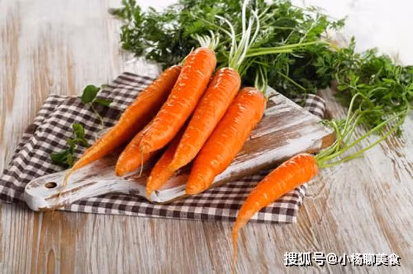 Loại củ này còn được cho là có khả năng cải thiện tình trạng viêm da tiết bã, da sần sùi. Ăn lượng phù hợp còn góp phần giảm chóng mặt do bốc hỏa, ổn định thần kinh, điều hòa dạ dày, tá tràng và các cơ quan tiêu hóa.