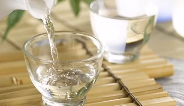 Không nên dùng chung cà rốt với rượu. Lượng carotein trong cà rốt kết hợp với các thành phần trong rượu sẽ gây ra độc tố trong gan, gây các vấn đề về gan.