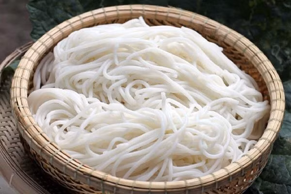 Thực tế, nguyên liệu chính của các loại bún miến là khoai tây, củ dong và khoai lang. Những củ này đều giàu giá trị dinh dưỡng. Tuy nhiên, bún có một đặc điểm là thời gian sử dụng rất ngắn. Để không thiệt hại, nhiều tiểu thương sẽ ngâm mì với formaldehyde giúp kéo dài thời gian bảo quản thành phẩm. Ăn loại bún này, về lâu dài người tiêu dùng sẽ đối diện với nhiều vấn đề sức khỏe.
