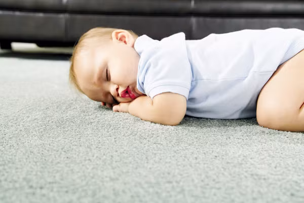 Bên cạnh đó, bạn cũng cần cảnh giác với quần áo, thảm sàn, vỏ điện thoại di động, sơn móng tay, lông mi giả... kém chất lượng. Tất cả chúng đều có nguy cơ lạm dụng formaldehyde gây hại. Ảnh: Internet.