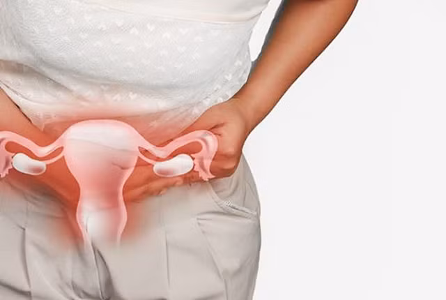 Ngoài ra, chị em cũng cần hết sức chú ý nếu xuất hiện tình trạng chảy máu khi quan hệ tình dục. Bình thường, bề mặt khối u cổ tử cung có rất nhiều mạch máu. Kết cấu của chúng tương đối mỏng manh. Chỉ cần va chạm là có thể khiến chúng bị vỡ, gây chảy máu.