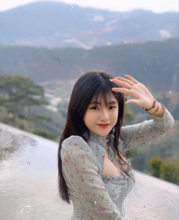 Mẫu áo khoét ngực đa số đều được may với chất liệu co giãn, ôm sát cơ thể.