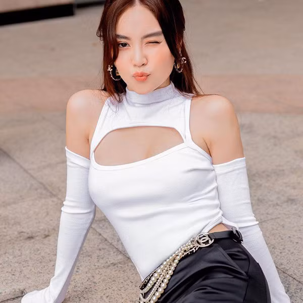 Không chỉ ở nước ngoài, mẫu áo khoét ngực khoe body phồn thực cũng được các hotgirl Việt ưu ái.