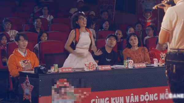Youtuber Thơ Nguyễn diện váy trắng, cài nơ trên tóc, đeo balo phong cách trẻ em. Vẫn biết đây là cuộc thi dành cho các tài năng nhỏ tuổi song việc ăn mặc của cô bị xem hơi quá đà. Những người bên cạnh vẫn có cách ăn mặc giản dị mà không kém phần trẻ trung.