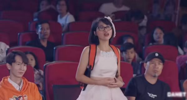 Nhiều người nhận xét, việc một cô gái xấp xỉ 30 (Thơ Nguyễn sinh năm 1992) thường xuyên kết thân với bộ cánh nhiều màu sắc, chi tiết cùng biểu cảm gượng gạo khiến họ cảm thấy không thuận mắt.