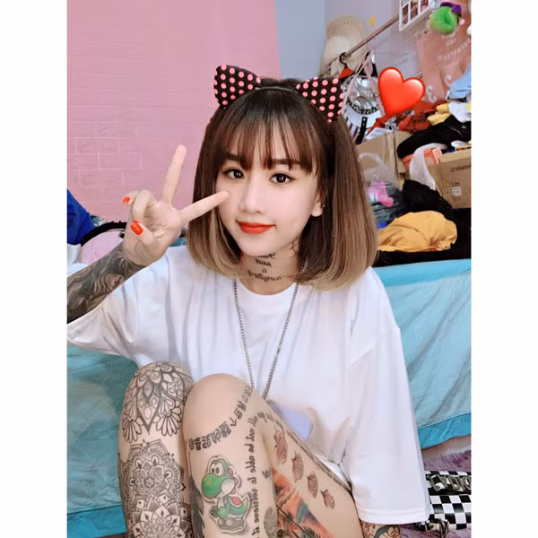 Theo đuổi phong cách xăm kín người, Thiên Hương không tránh khỏi những ánh nhìn ác ý. Hầu hết mọi người đều chưa cởi mở với các hình thù chi chít trên cơ thể thiếu nữ.