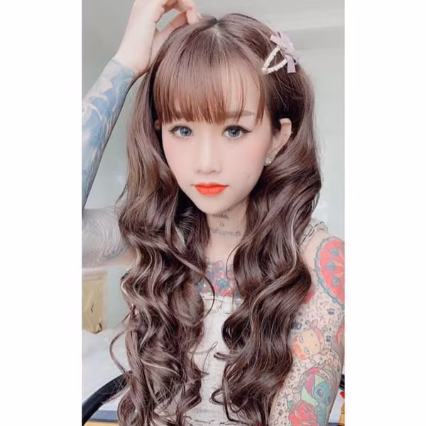 Cô gái 21 tuổi thường chọn trang phục trẻ trung, năng động, có những khoảng hở vừa phải để khoe khéo nét độc đáo trên cơ thể.