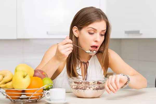Thói quen ăn uống hại dạ dày - Ăn quá nhanh. Nhiều người vì vội mà ăn uống rất nhanh. Cách này giúp bạn tiết kiệm được thời gian song lại có thể là “cơn ác mộng” với dạ dày.