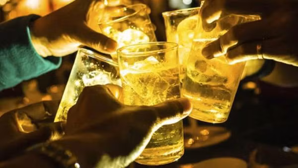 Tác hại của đồ uống có cồn vô cùng to lớn. Vậy nhưng, có những thói quen ăn uống hại dạ dày hơn uống rượu mạnh.