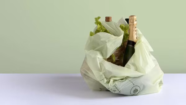 Nếu bắt buộc phải dùng, bạn nên chọn các loại nhựa dễ phân hủy để bảo vệ sức khỏe cũng như môi trường. Ảnh: ALBW, Internet.