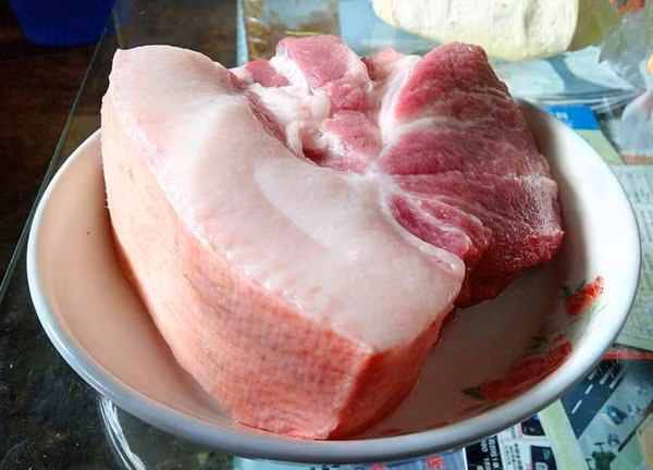 Cổ lợn. Cổ lợn tuy ngắn nhưng lại là nơi liên kết với các bộ phận cơ thể khác, chứa nhiều mạch máu. Đây là lý do chủ lò mổ chọn cổ để cắt tiết.