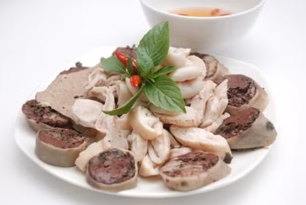 Lòng lợn. Lòng lợn giòn dai, lạ miệng được nhiều người ưa thích. Tuy nhiên, món khoái khẩu này lại tiềm ẩn mối nguy sức khỏe. Cụ thể, lượng chất béo bão hòa và cholesterol ở lòng cao hơn so với thịt. Nếu tiêu thụ nhiều sẽ làm tăng mỡ máu có hại cho tim mạch.