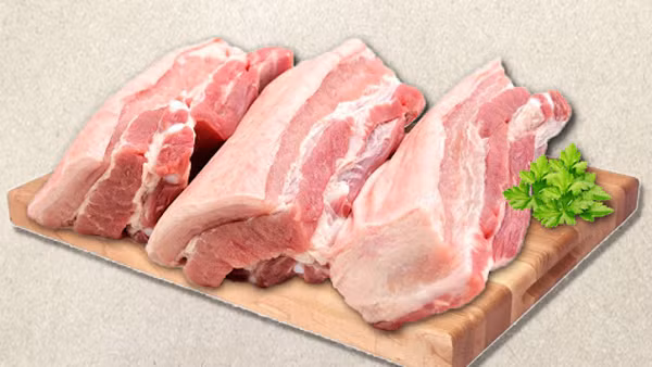 Thịt lợn cung cấp đầy đủ các thành phần dinh dưỡng như đạm, béo, vitamin và muối khoáng cho cơ thể. Trong 100 gam thịt nạc chứa 19g protein, 7g mỡ, 7mg canxi, 190mg phosphor, 1.5mg sắt, 2.5mg kẽm, 341mg kali, 76mg natri, 2μg vitamin A.