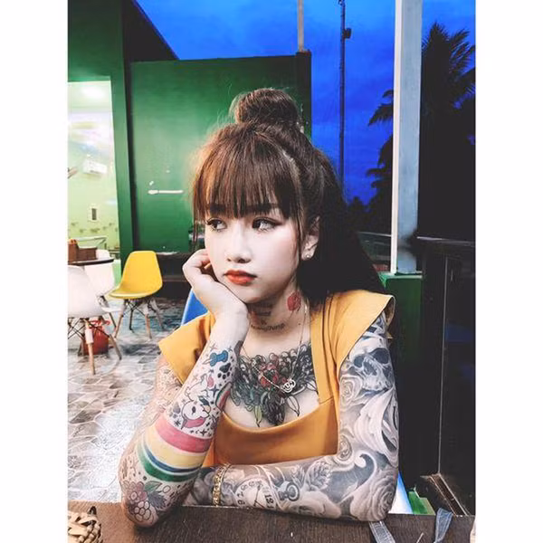 Tuy nhiên, để khoe hình xăm một cách khéo léo, chị em nên chọn trang phục phù hợp. Thay vì hở bạo phô diễn cơ thể, bạn gái nên tiết chế khoảng hở sẽ tốt hơn. Ảnh: Internet.