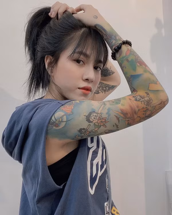 Thực tế, xăm hình nghệ thuật không phải bộ môn mới mẻ. Một hình xăm cũng không đủ để đánh giá đạo đức, tư cách, phẩm chất của ai đó. Việc để lộ hình xăm cơ thể không đáng xấu hổ vì sự chăm chút cho ngoại hình mà không gây hại cho cộng đồng, xã hội thì không thể coi là xấu.