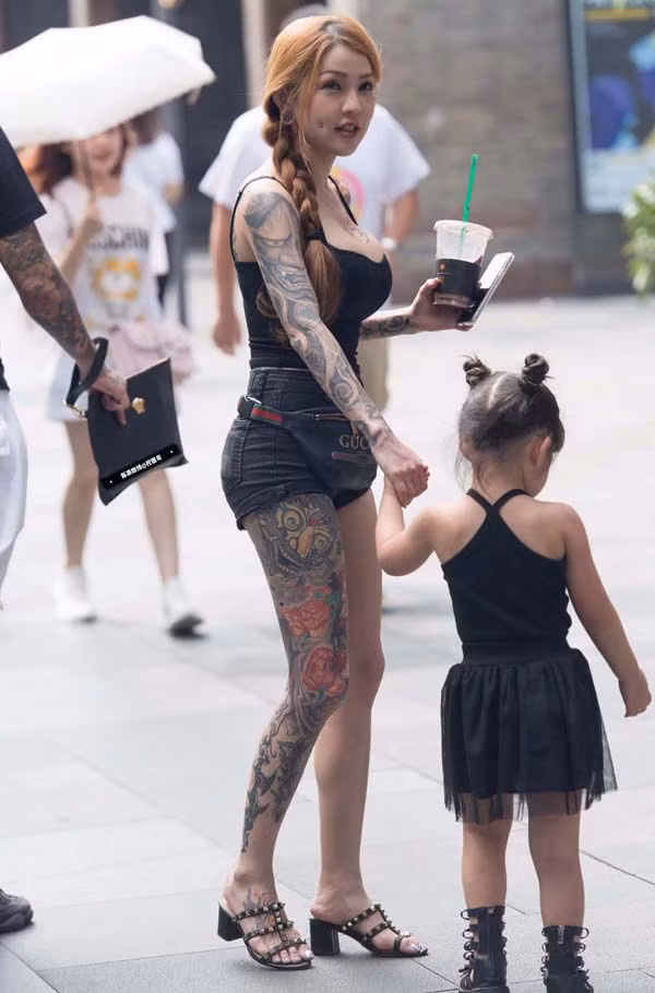 Bên cạnh một số lời khen nhân vật chính cá tính, hầu hết mọi người đều lên tiếng phàn nàn về gu hở bạo của người phụ nữ. Nhất là khi cô đi cạnh bé gái nhỏ tuổi.